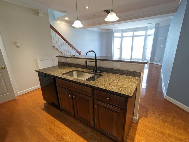 Foto del edificio - Two level condo in URBANA School District ...