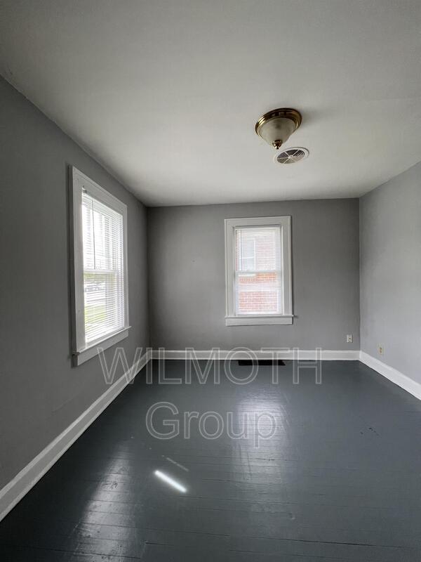 Building Photo - 1620 N Gladstone Ave
