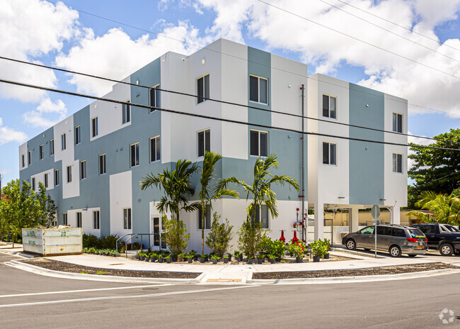 Building Photo - Tropic Terrace