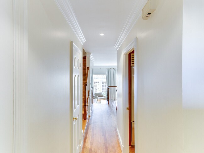 Foto del edificio - 4369 Westover Pl NW