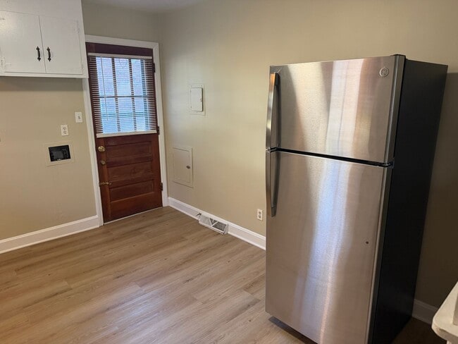 Foto del edificio - Beautifully Updated Two Bedroom Duplex