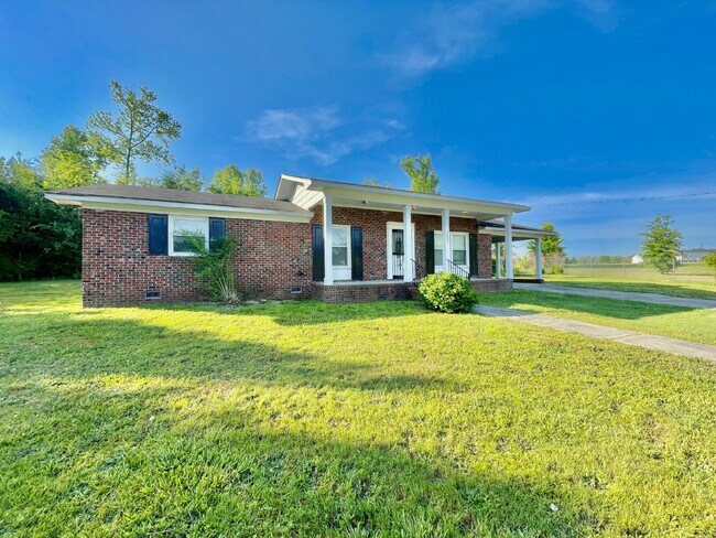 Building Photo - 3 Bedroom, 1.5 Bath RANCH Style NEST