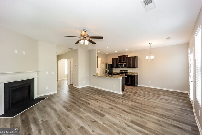 Foto del edificio - 6420 Woodwell Dr