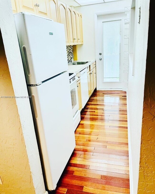 Foto del edificio - 2110 NE 39th St