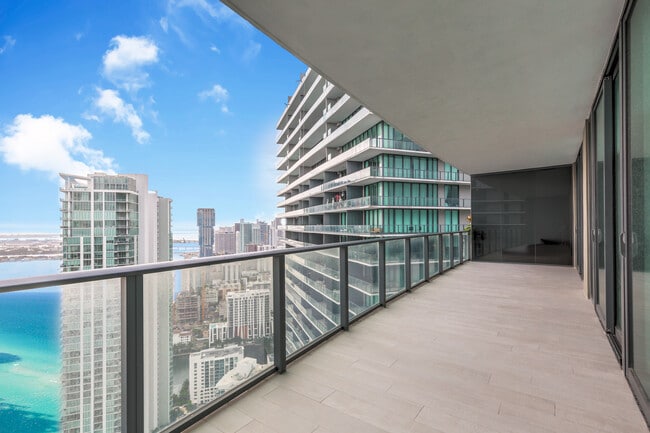 Foto del edificio - 650 NE 32nd St