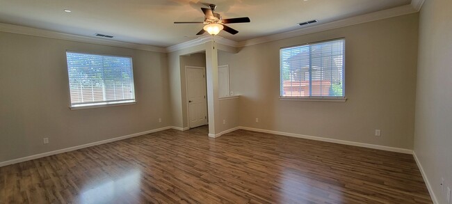 Foto del edificio - End Unit Condo In Highland Park Subdivision