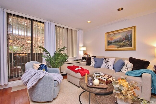 Foto del edificio - 1374 Midland Ave