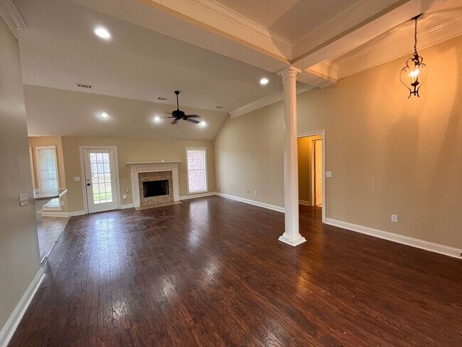 Building Photo - 711 Clubhouse Dr