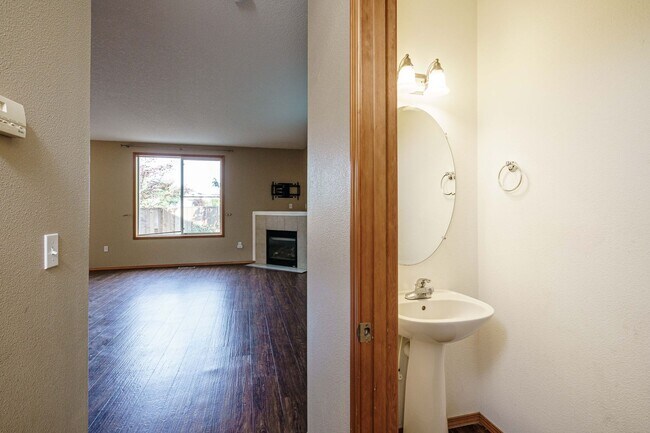 Foto del edificio - 3 bedroom 2.5 Bath - On Dead End Street - Low Maintenance Fenced Yard - Community Center with Swi...