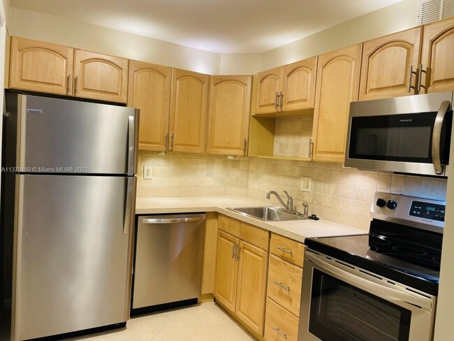 Building Photo - 12 NE 19th Ct