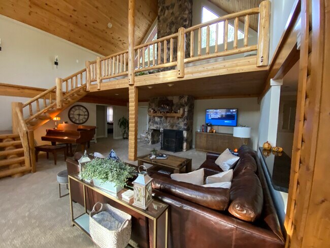 Building Photo - 357 Skyview Dr