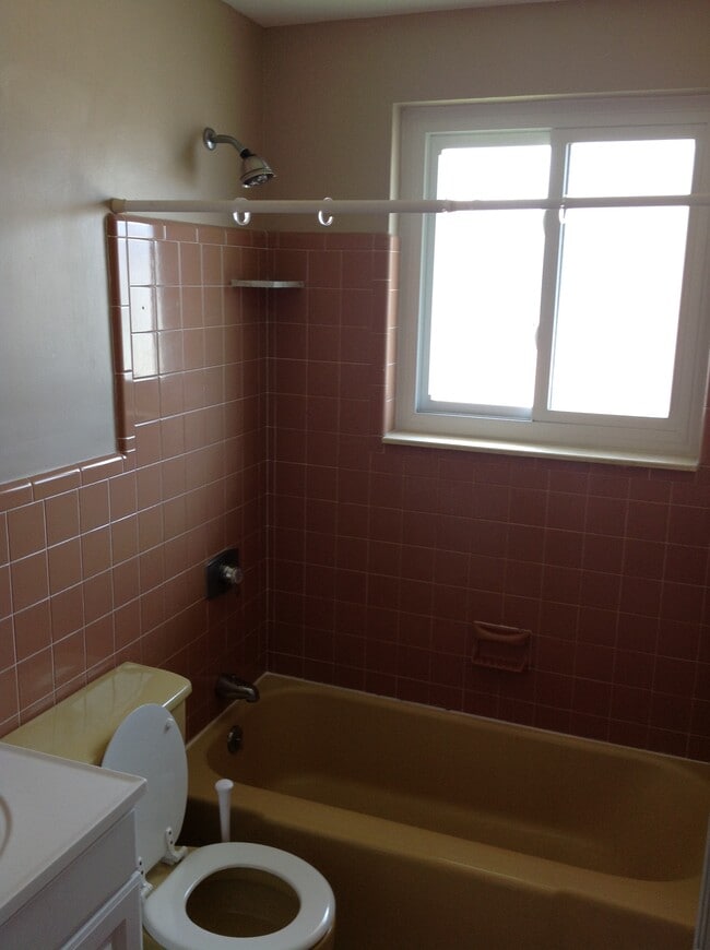 Tiled bathrooms - 300 N Flagler Ave