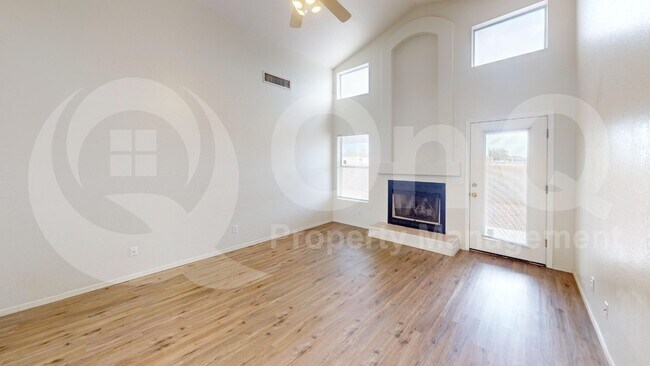 Foto del edificio - 8305 N Solitude Way