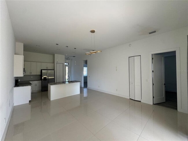 Building Photo - 15 Regent Ln