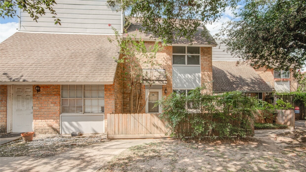 Primary Photo - 1433 Cedar Post Ln