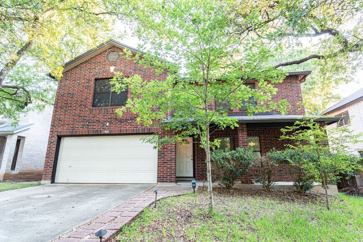 Foto principal - Spacious 4BD/2.5BA Two-Story Home with Lar...