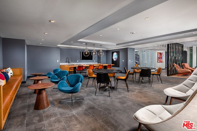 Building Photo - 750 S Oxford Ave