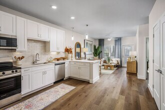 Building Photo - Alon