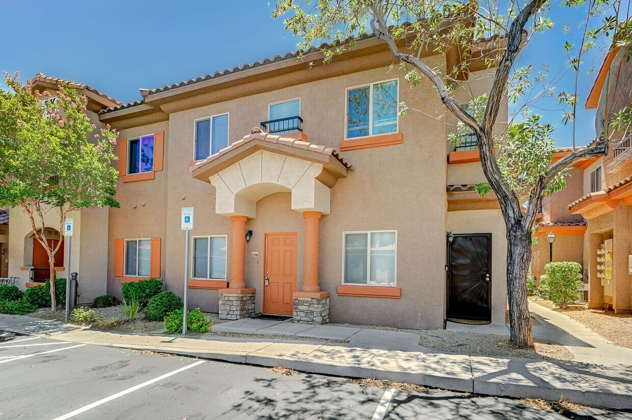 Foto principal - Charming 3-bed, 2-bath Downstairs Unit