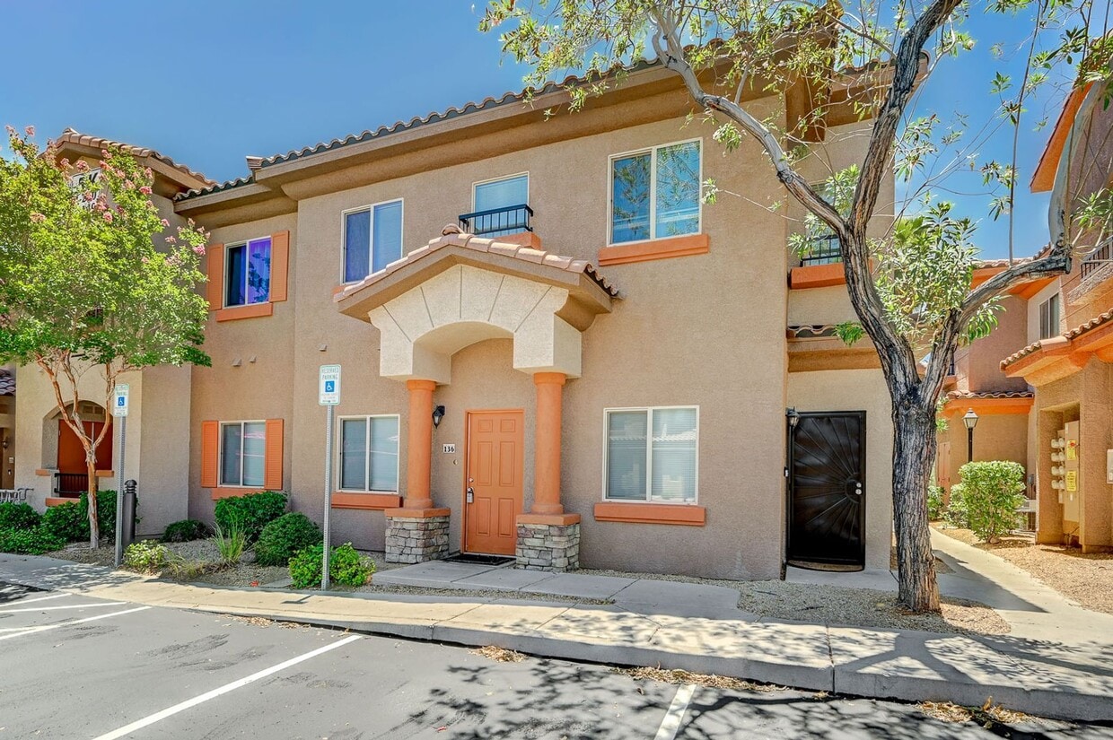 Primary Photo - Charming 3-bed, 2-bath Downstairs Unit