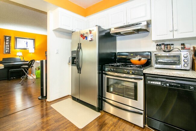 Building Photo - 446 S St Andrews Pl