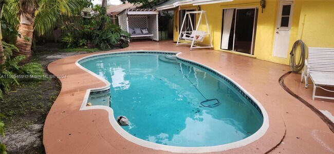 Foto del edificio - 9860 SW 8th St