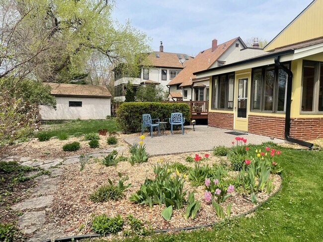 Foto del edificio - 449 Desnoyer Ave