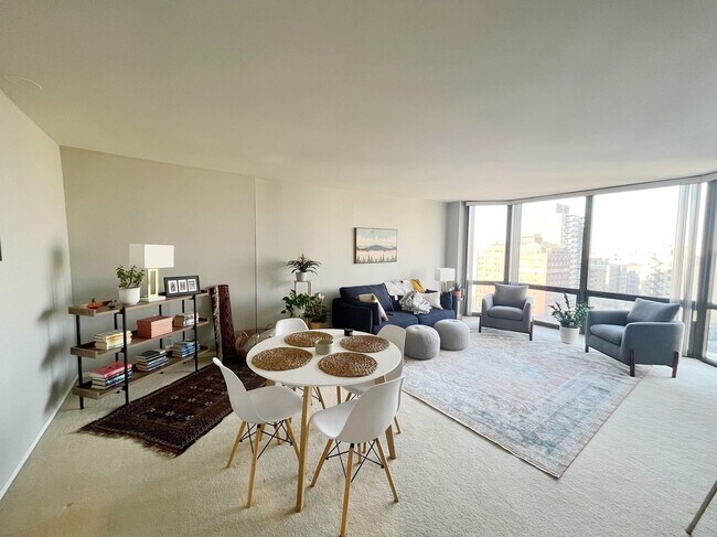 Foto del edificio - 2650 N Lakeview Ave