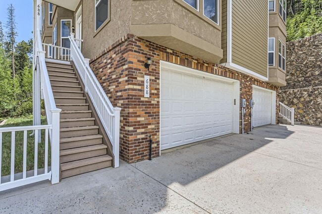 Building Photo - Beautifully maintained town-home in Centra...