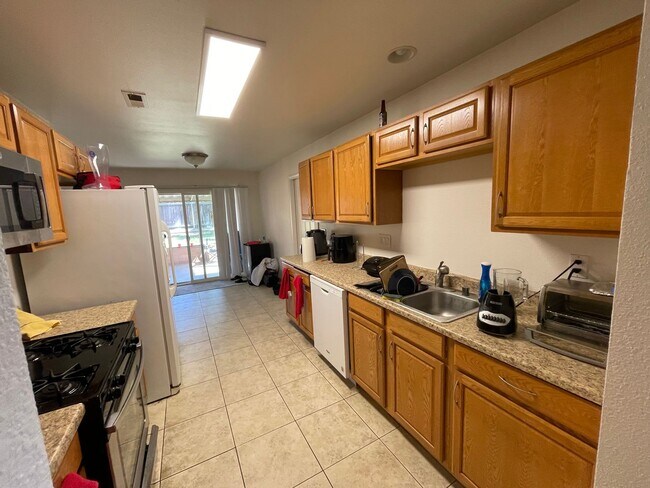 Building Photo - Amazing 4 Bedroom in the Heart of SD!