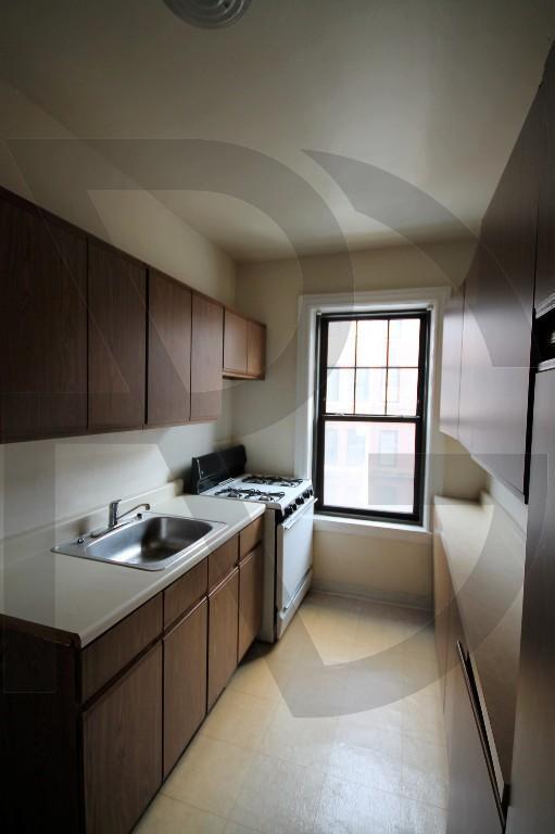 Building Photo - 540 W Briar Pl