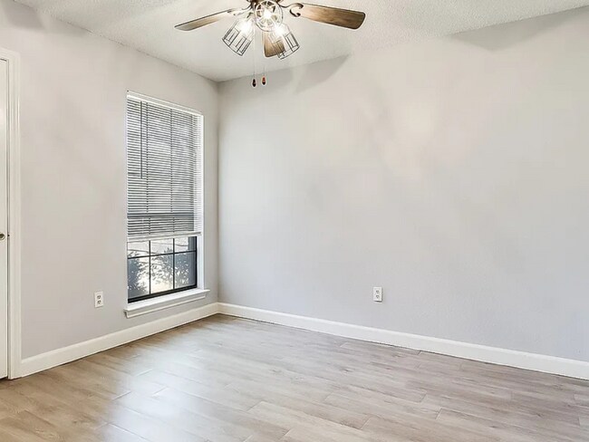 Foto del edificio - 2407 Kingsford Ct