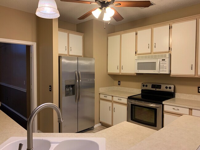 Building Photo - 800 Lee Cir