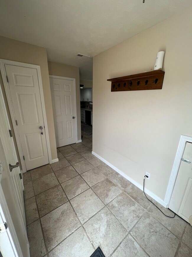 Building Photo - 2733 Bastion Dr