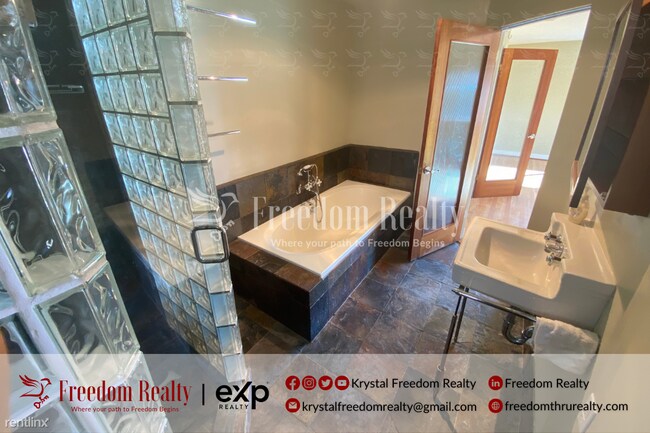 Building Photo - 2 br, 2 bath Townhome - 1765 Los Feliz Dri...