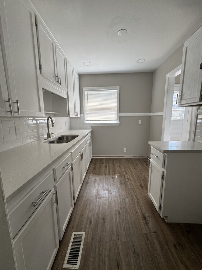 Building Photo - Updated 2 bedroom, 1 bathroom with basemen...