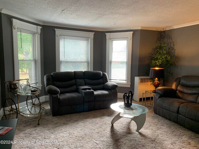 Foto del edificio - 1739 Sanderson Ave