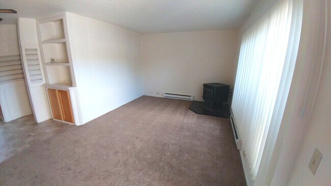 Building Photo - Comfortable 3/Bed-2 Bath Home with a Deck and Fenced Backyard