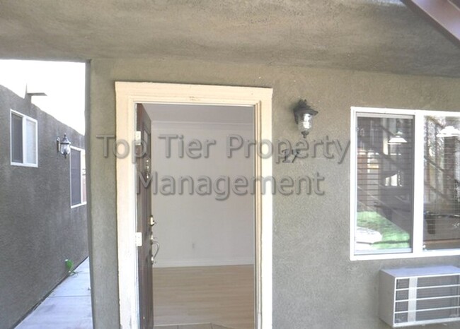 Building Photo - **Beautiful 1 bed / 1 bath Condo - Lots of...