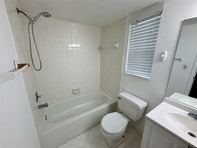 Building Photo - 3355 Jaywood Ter