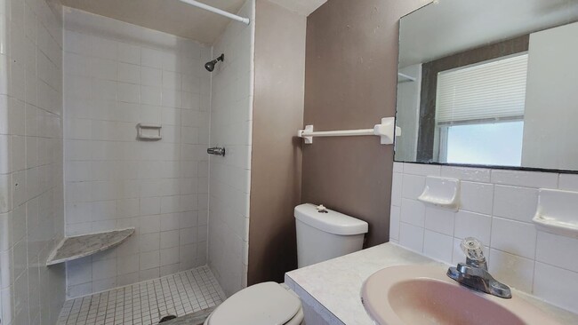 Building Photo - 1424 Spring Lane Apt 1-4