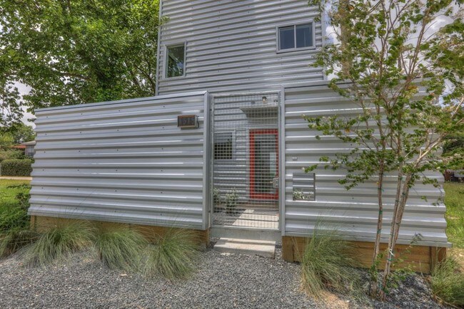 Building Photo - 1315 Lakin St