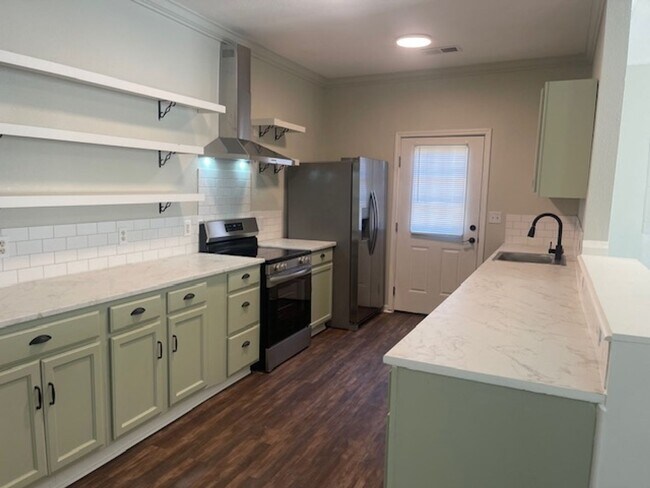 Building Photo - 3 Bedroom/2 Bath Home in Kingsport, TN $1650 with fenced-in yard & lawn care included!