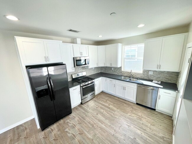 Building Photo - Triplex