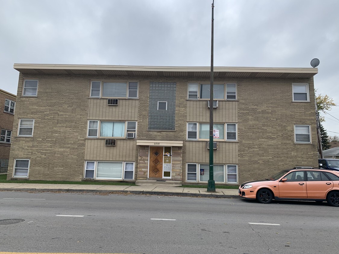 Primary Photo - 6809 W Diversey Ave