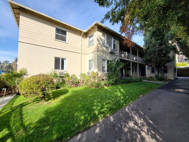 Building Photo - 6867 Fountain Ave