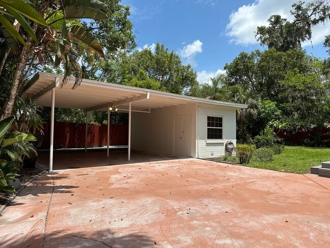 Building Photo - Great 4 Bedroom Mid-Century Home on 1/4 Ac...
