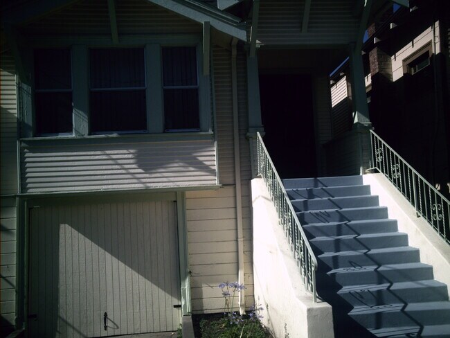 Building Photo - 1024 32nd St