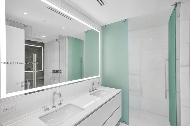 Foto del edificio - 300 Biscayne Boulevard Way