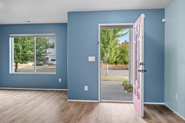 Foto del edificio - Spacious 5-Bedroom Home in Prime Yelm Loca...